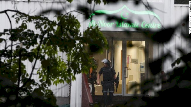Seorang perwira polisi Norwegia berdiri di luar Al-Noor Islamic Center, tempat penembakan pada hari Sabtu