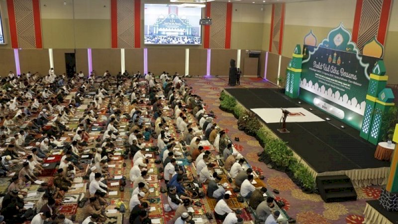 Hotel Claro Makassar menggelar salat id di Sandeq Ballroom yang diikuti ribuan jemaah.