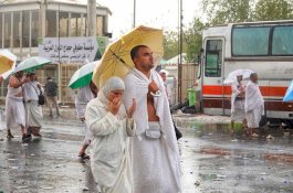 Hujan Deras Mengguyur Jemaah Haji di Jabal Rahmah