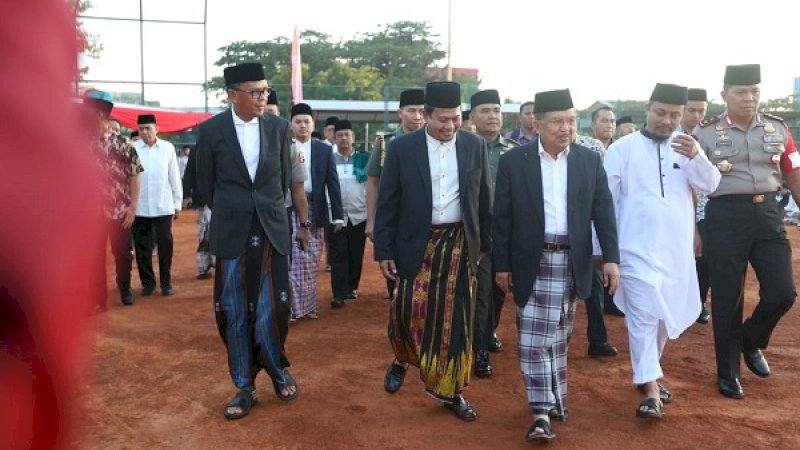 Iqbal Suhaeb Dampingi Jusuf Kalla Salat Iduladha di Karebosi