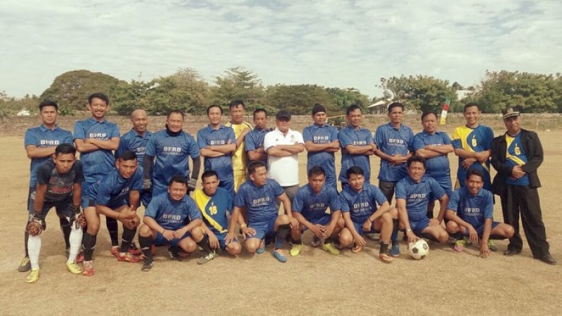 Tim DPRD Jeneponto FC tampil sebagai juara turnamen sepak bola eksekutif dalam rangka HUT RI.