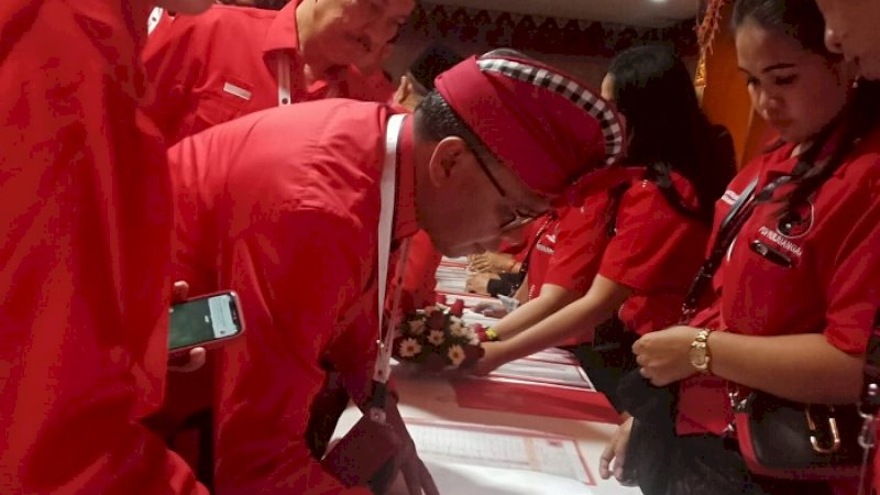 Nurdin Abdullah saat melakukan registrasi peserta pada Kongres V PDIP di Bali.