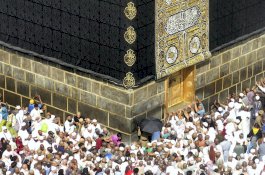 Kiswah: Kain Sutra Hitam Bersulam Emas yang Menutupi Ka'bah