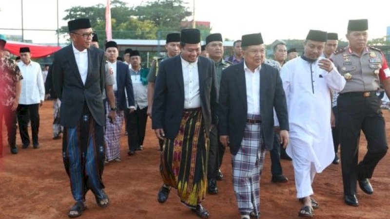 Gubernur Sulsel Nurdin Abdullah dan Wagub Andi Sudirman Sulaiman salat Iduladha bareng Wapres Jusuf Kalla di Lapangan Karebosi, Minggu (11/8/2019).