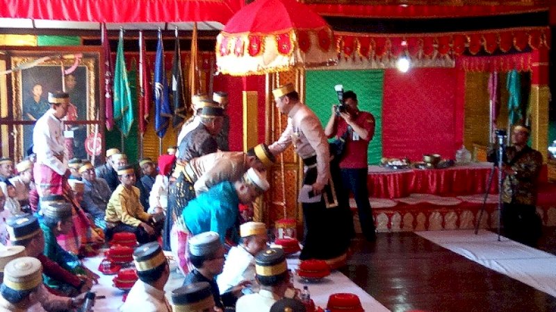 Bupati Gowa, Adnan Purichta Ichsanmenghadiri Accera Kalompoang di Balla Lompoa, Minggu (11/8/2019).
