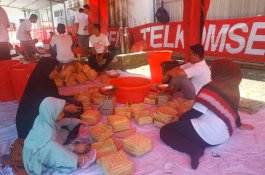 Mantap, Telkomsel Distribusikan Daging Kurban Pakai Besek Bambu