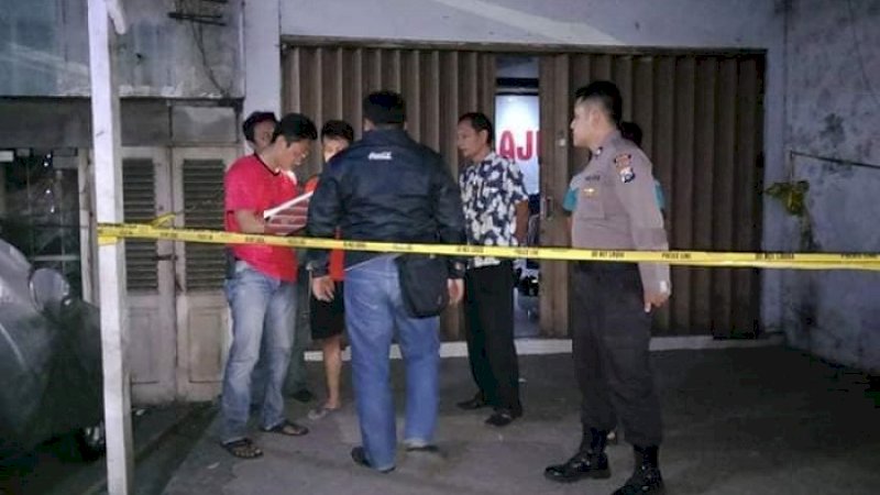 Polisi melakukan olah TKP kasus pembunuhan di Madiun.