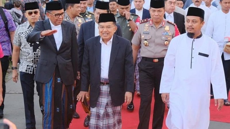 Gubernur Sulsel Nurdin Abdullah dan Wagub Andi Sudirman Sulaiman berbincang dengan JK usai salat Iduladha di Lapangan Karebosi, Minggu (11/8/2019).