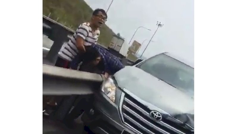 Kecelakaan yang melibatkan dua sopir.
