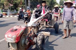 Legislator Terpilih PKB Naik Traktor ke Pelantikan, Pemilik Traktor Jalan Kaki