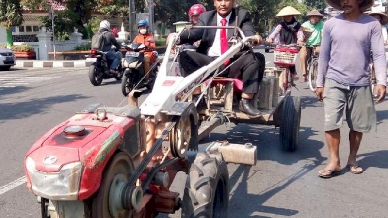 Anggota DPRD Sleman asal PKB naik traktor menuju lokasi pelantikan, Senin (12/8/2019). (FOTO: KOMPAS.COM)