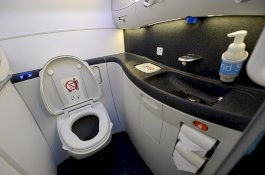 Pria Malaysia Ditangkap Lantaran Sembunyikan Kamera di Toilet Pesawat