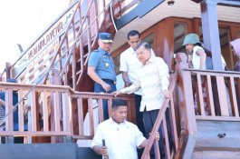 Didampingi Danlantamal VI, JK dan Mufidah Naik Kapal Pinisi KLM Malayeka 