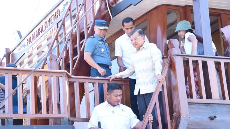 Wapres RI Jusuf Kalla dan Mufidah berkunjung ke kapal pinisi KLM Malayeka, Senin (12/8/2019).