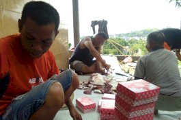 Peduli Sampah Plastik, Walikota Parepare Bagi Daging Kurban Pakai Kardus Makanan