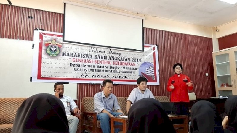 Kaprodi Linguistik, Dr Ery Iswari (baju merah), memberikan motivasi kepada 46 mahasiswa baru Departemen Sastra Daerah FIB Unhas, Senin, 12 Agustus 2019.