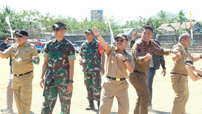 Bupati Jeneponto Iksan Iskandar ikut memainkan layang-layang yang digelar Kodim 1425 Jeneponto di Lapangan Stadion Mini Turatea, Jalan Lanto Dg Pasewang, Senin (12/8/2019).