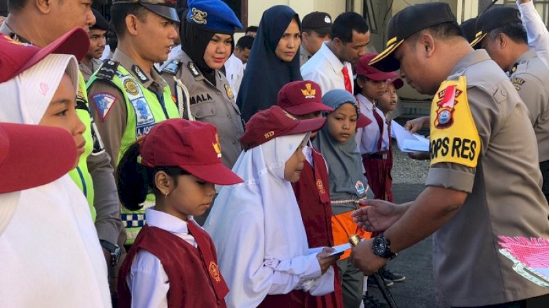 Kapolres Selayar, AKBP Taovik Ibnu Subarkah SIK menyerahkan beasiswa kepada anak anggota Polres Selayar yang berprestasi.