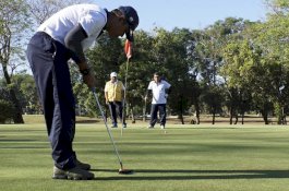 Tanpa Caddy Girls, Perwira Lantamal VI Main Golf di Baddoka