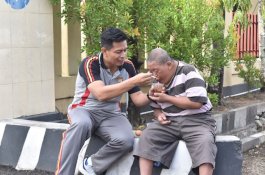 Suapi Penyandang Disabilitas di Depan Kantornya, Kapolres Sidrap Tuai Pujian