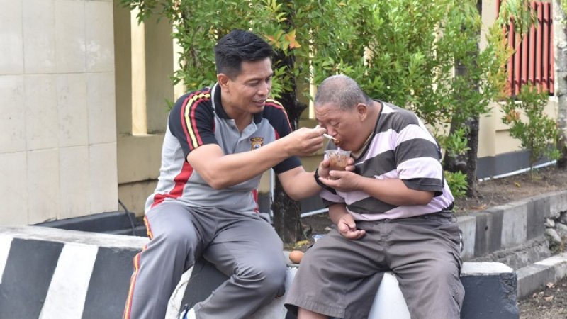 Kepala Polres Sidrap, AKBP Budi Wahyono menyuapkan bubur kacang ijo kepada seorang penyandang disabilitas, Selasa (13/8/2019).