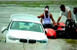 Pengen Jaguar Tapi Diberi BMW, Pemuda ini Buang Mobil Barunya di Sungai