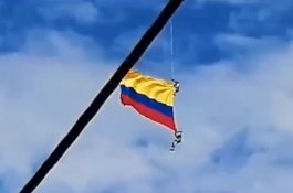 Detik-detik Tentara AU Kolombia Jatuh Saat Kibarkan Bendera di Udara