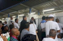 Foto Menteri Agama Antre 20 Menit di Kamar Mandi Mina
