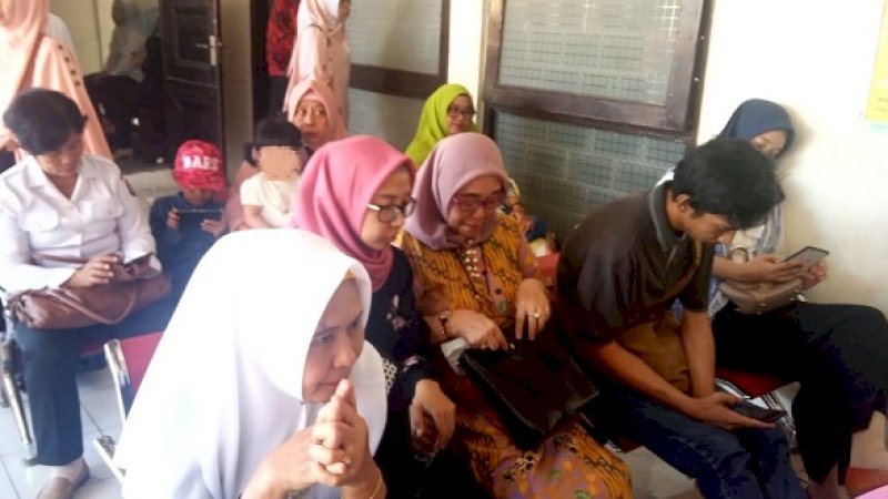 Keluarga mendiang Sitti Zulaeha Djafar, sedang menunggu jalannya sidang di Pengadilan Negeri Sungguminasa, Gowa, Rabu, 14 Agustus 2019.