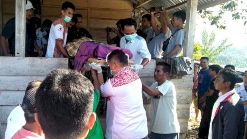Suasana evakuasi Alfian, putra mantan Sekda Palopo, Marten Jaya. (FOTO: IST)