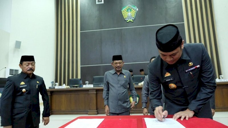 Bupati Gowa, Adnan Purichta Ichsan meneken berita acara rapat paripurna, Rabu (14/8/2019)