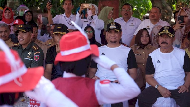 Peserta gerak jalan indah memberi hormat kepada Bupati Gowa, Adnan Purichta Ichsan.