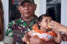 Ibunya Merantau ke Malaysia, Balita Ini Tiga Hari Jaga Ayahnya yang Meninggal Dunia