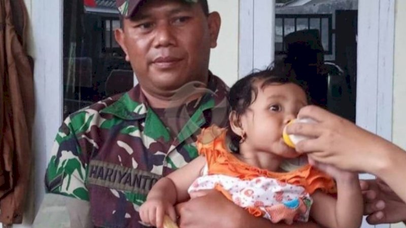 Balita yang tiga hari menjaga ayahnya yang meninggal dunia.