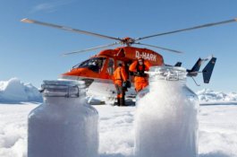 Partikel Plastik Jatuh dari Langit Bersama Dengan Salju di Kutub Utara