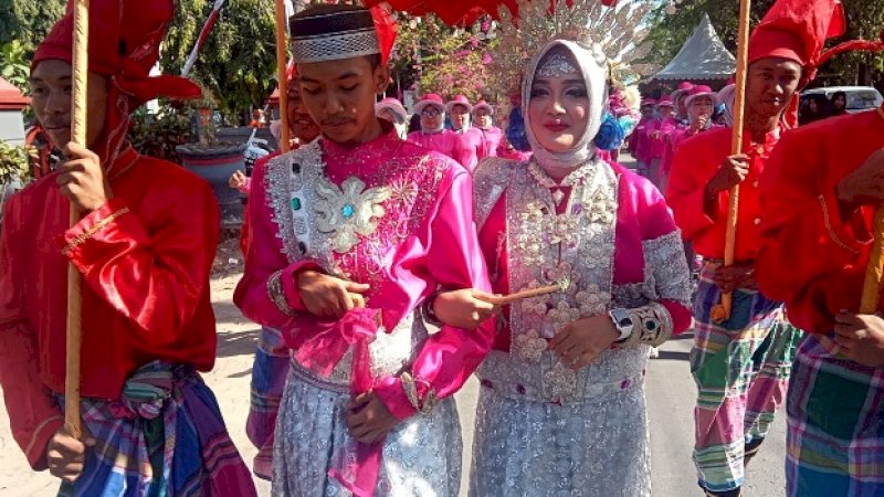 Keluarga besar Bija Mangasa ikut gerak jalan indah dengan tema pengantin.