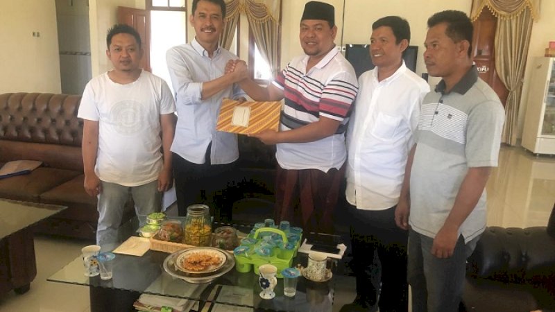 Ketua Partai Berkarya Bulukumba, Andi Muttamar menyerahkan rekomendasi untuk bergabung dalam Fraksi PPP kepada Ketua PPP, Askar HL.