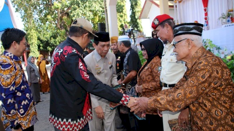 Bupati Bagi Bingkisan kepada Veteran dan Unsur Korban 40 Ribu Jiwa