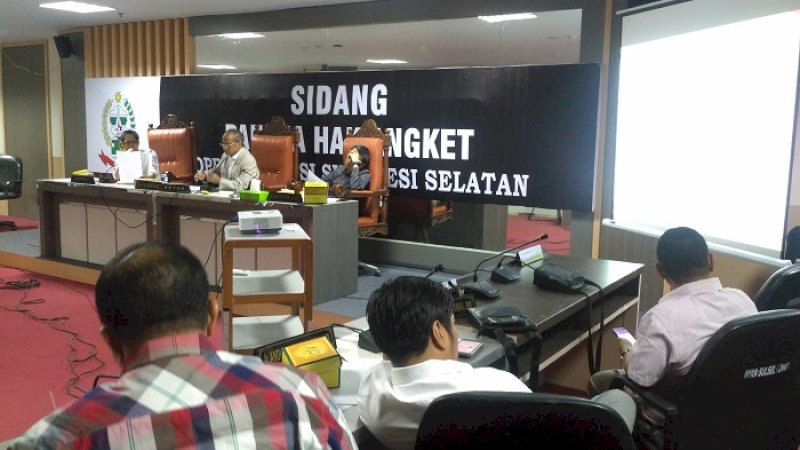 Pimpinan Pansus Hak Angket Gubernur Sulsel, bergantian membacakan laporan hasil pemeriksaan di lantai 8 tower DPRD Sulsel, Kamis (15/8/2019).