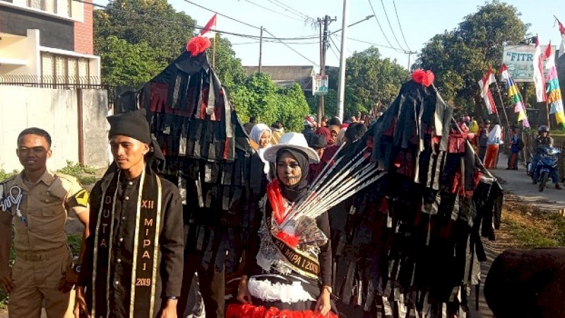 Siswa SMA Negeri 20 Makassar menampilkan tema yang berbeda dengan sekolah lainnya pada festival budaya di Jalan Perjanjian Bongaya, Barombong, Kecamatan Tamalate.