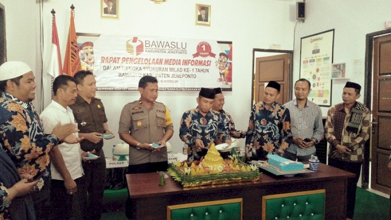 Bawaslu Jeneponto menggelar syukuran di kantornya Jalan Lingkar Kelurahan Empoang, Kecamatan Binamu, Kabupaten Jeneponto, Kamis (15/8/2019).