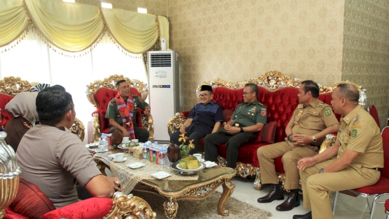 Walikota Palopo Hadiri Pemberian Gelar Adat  Kedatuan Luwu kepada Pangdam Pattimura