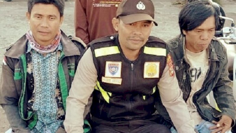Hasbibi Arsyad (tengah) semasa tugasnya sebagai anggota polisi dikenal dekat dengan masyarakat.