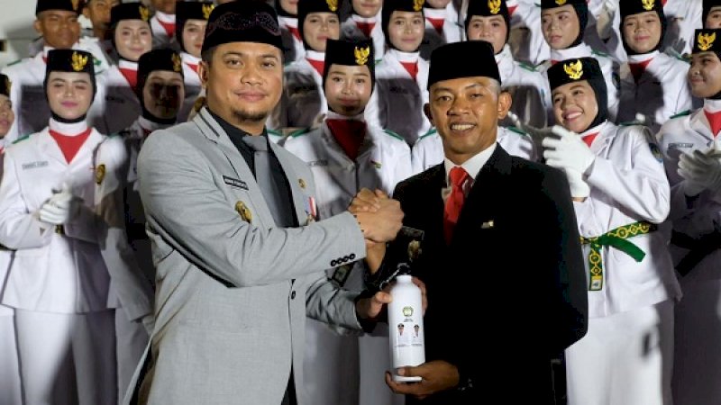 Bupati Gowa, Adnan Purichta Ichsan (kiri) saat menyerahkan tumbler secara simbolis di halaman rumah jabatan Bupati Gowa, Kamis malam (15/8/2019). 