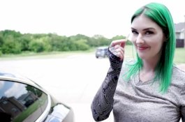 Gadis Ini Tanam Chip di Lengannya, Cukup Melambai Buat Nyalakan Mobil