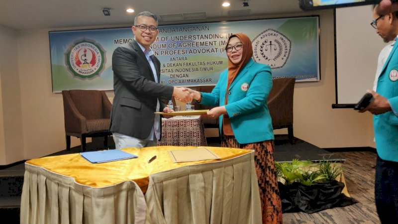 Rektor UIT Andi Maryam (kanan) berjabat tangan dengan Ketua DPP AAI Muhammad Ismak di Hotel Claro Makassar, pada Jumat 16 Agustus 2019.