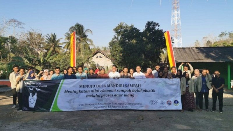 Politeknik ATI Makassar bekerja sama dengan UGM dan Edinburgh University, melakukan kegiatan Pengabdian Masyarakat dengan tema peningkatan nilai ekonomi sampah botol plastik melalui proses daur ulang di Yogyakarta, Kamis, 15 Agustus 2019 kemarin.