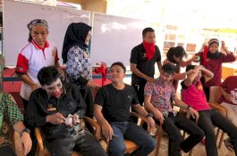 Dirias dengan Mata Tertutup, Wajah Karyawan Grand Town Belepotan