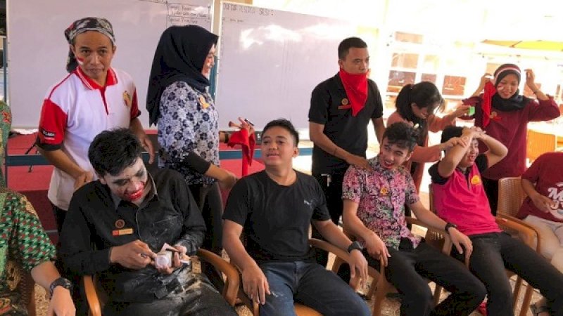 Karyawan Grand Town tampak belepotan make up usai dirias dengan mata tertutup, Jumat, 16 Agustus 2019.
