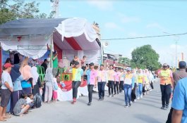 Unik, Peserta Gerak Jalan Pakai Seragam Perayaan Kelulusan